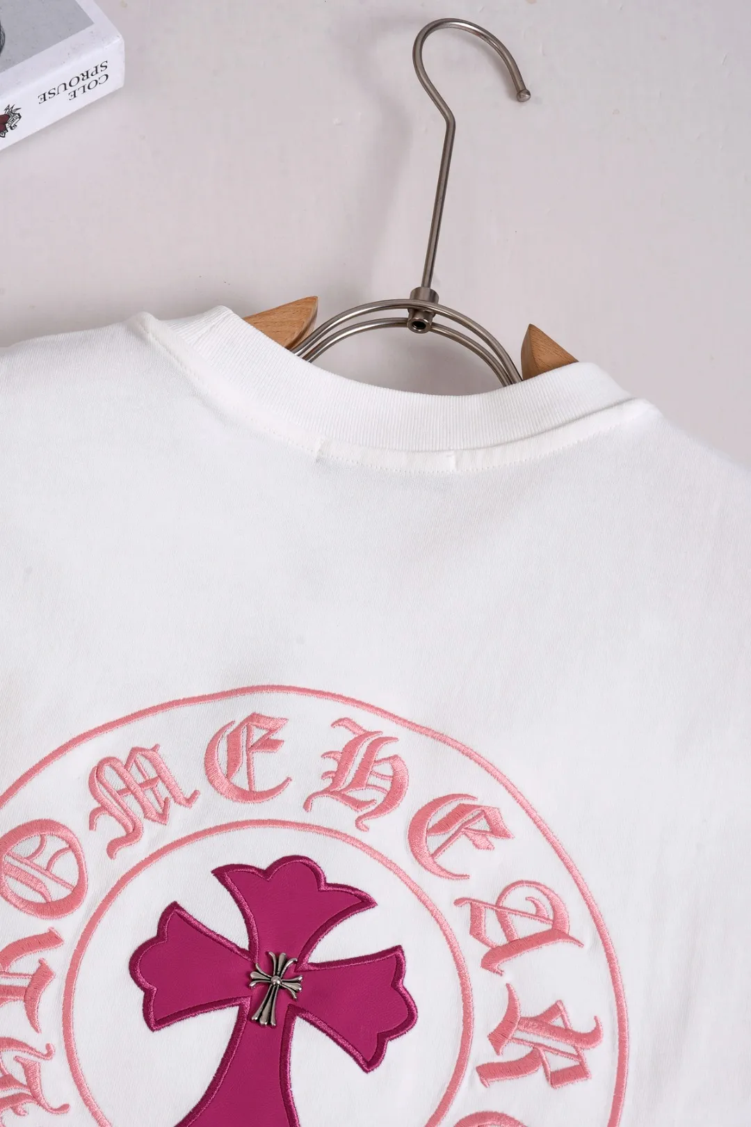 P170 Chrome Hearts CH Cross 26SS New product is hot at the same time💥 Early spring classic style Colorful double cross on the chest 🪡 Embroidery Large logo cross on the back Horseshoe and leather willow ding Sanskrit ✝️🪡 Embroidery Round neck short-sleeved T-shirt, a popular style, a style that both men and women like, the same style for men and women, 100% chance of turning heads when you wear it when you go out! It’s all about being handsome. The designer’s classic sense is precisely grasped. The whole piece of clothing is heavy. Industrial washing process. Ready-made garments are dyed + sprayed for a horse effect. The double-wash process is very recognizable. It uses heavy washing to make it distressed. The edges of the patch are slightly rolled and naturally distressed. It has a three-dimensional sense of layering and a little damage. It is very visually lethal. It adheres to Kroxin's consistent rough style. The chest and back are large, and the horseshoe flower printed patch pattern is embroidered and decorated. It is also decorated with silver metal engraved distressed buttons. The classic elements full of brand recognition instantly enhance the overall sense of grade and specification. Its texture is quite high-end! The overall feeling is high-end, simple and elegant, with silver hardware accessories, a full set of customized accessories, and the pattern of the entire dress is all decorated with patchwork three-dimensional embroidery technology, which is the finishing touch of the entire dress. The design on the back is even more eye-catching! ! This full back is so cool, it’s full of design, and the overall upper body style highlights fashion and individuality. Wearing it together as a couple is even more popular on the street. I recommend the early autumn sweatshirt! ! The fabric is a unique 320g 100% cotton, which is skin-friendly, breathable, warm to the touch, has a strong texture, and has smooth lines. It can be called a back killer, which has very strict requirements on craftsmanship and cost. The smooth neckline, flat cuffs and hems, the stitches are large and tight, tight and orderly, and the details are perfect. The consistent OS version can be worn alone or layered. It is very casual, but very iconic! It is simply the flagship of high-end trendy brands and must be included in your wardrobe. It has the American fashion spirit of freedom and individuality, and is highly recognizable and stylized! Color: Black White Size: S-XL Size chart: S: Shoulder width 50-Bust 56-Length 70 M: Shoulder width 52-Bust 57-Length 72 L: Shoulder width 54-Bust 59-Length 74 XL: Shoulder width 56-Bust 62-Length 76